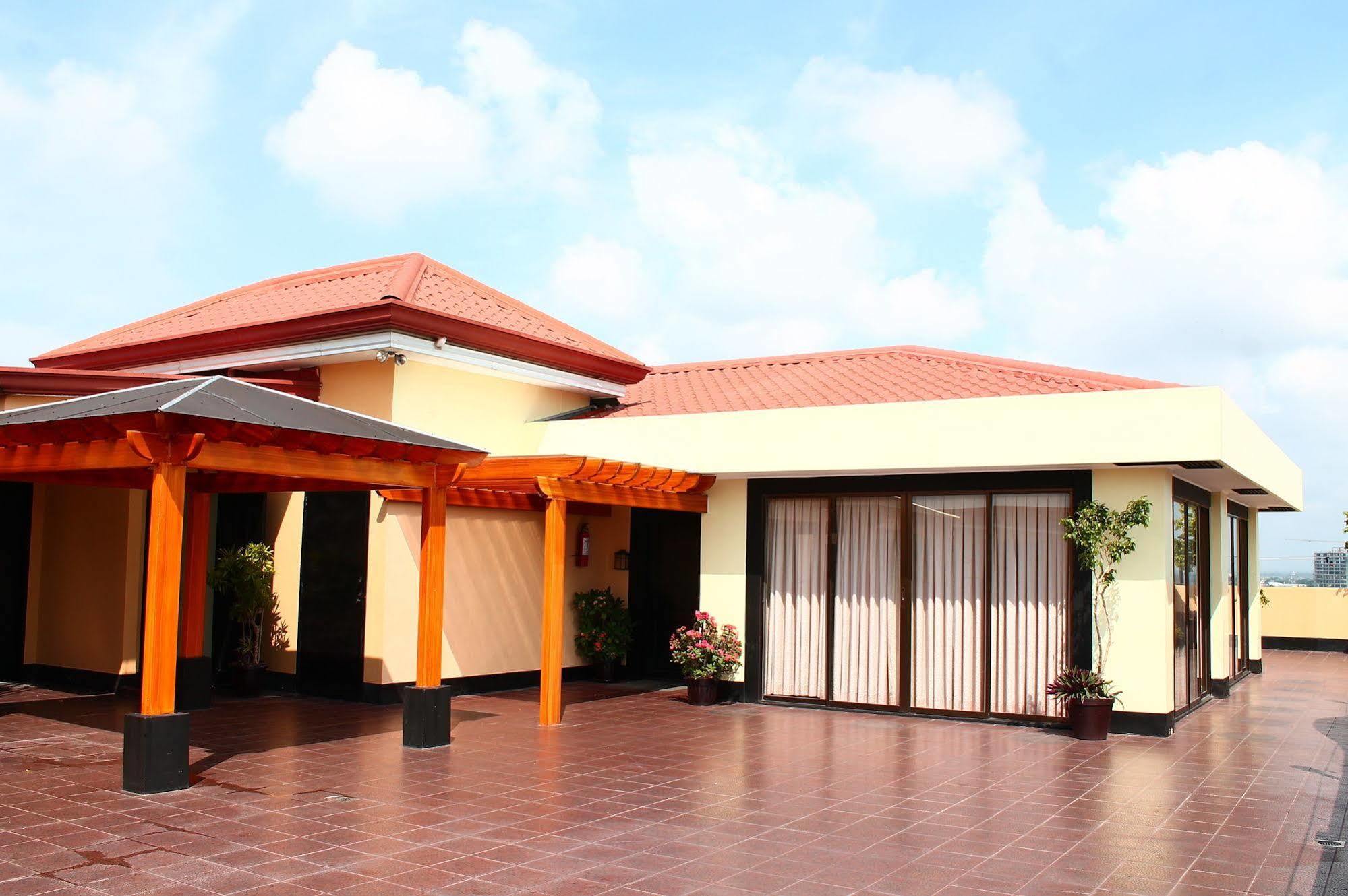 Iloilo Business Hotel Exteriör bild