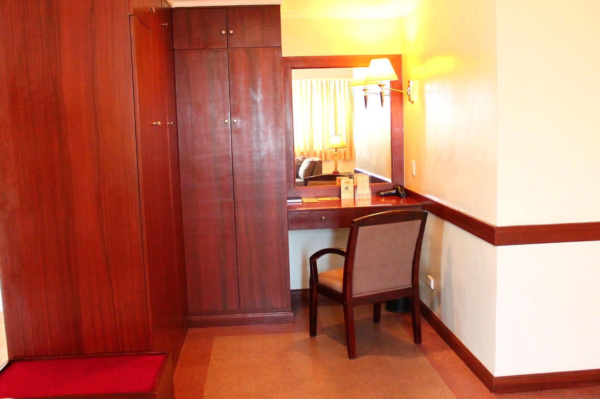 Iloilo Business Hotel Exteriör bild